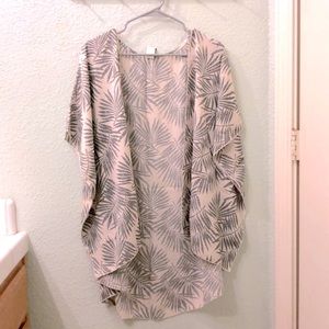 NWOT gorgeous Cream gray leaf print kimono 👘